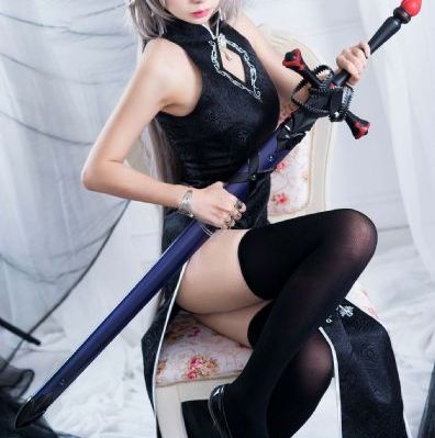 美女在床上打扑克