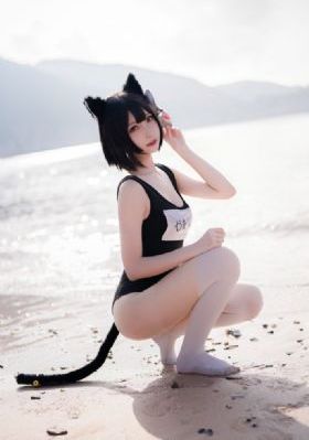 美女在床上打扑克